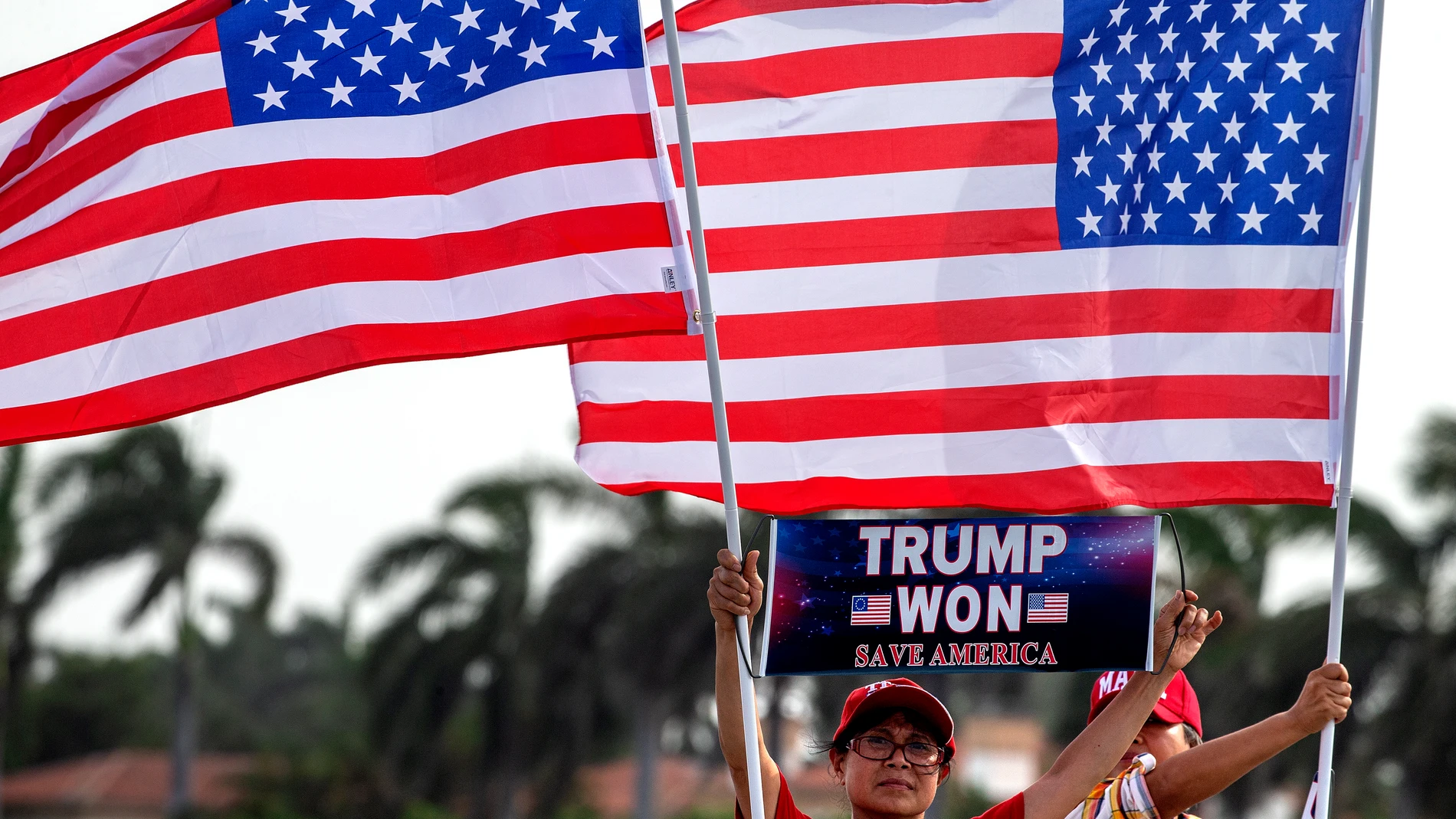 Simpatizantes del ex presidente estadounidense Donald Trump se sitúan frente a la residencia de Trump en Mar-a-Lago, en Palm Beach