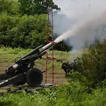Militares de Taiwán disparan artillería durante un simulacro de fuego real en Pingtung, Taiwán