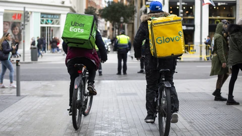 Repartidores de Uber Eats y Glovo por el centro de Madrid