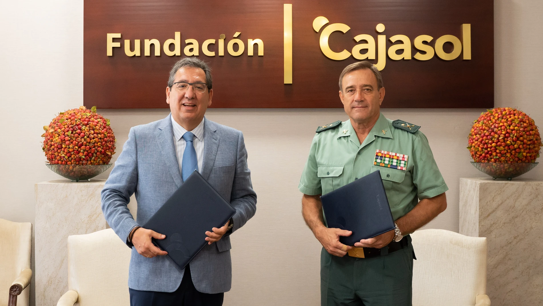 Antonio Pulido y el general jefe Alfonso Rodríguez, tras la firma del convenio