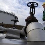 Un operario de la compañía MOL revisa la tubería del oleoducto Druzhba en Szazhalombata
