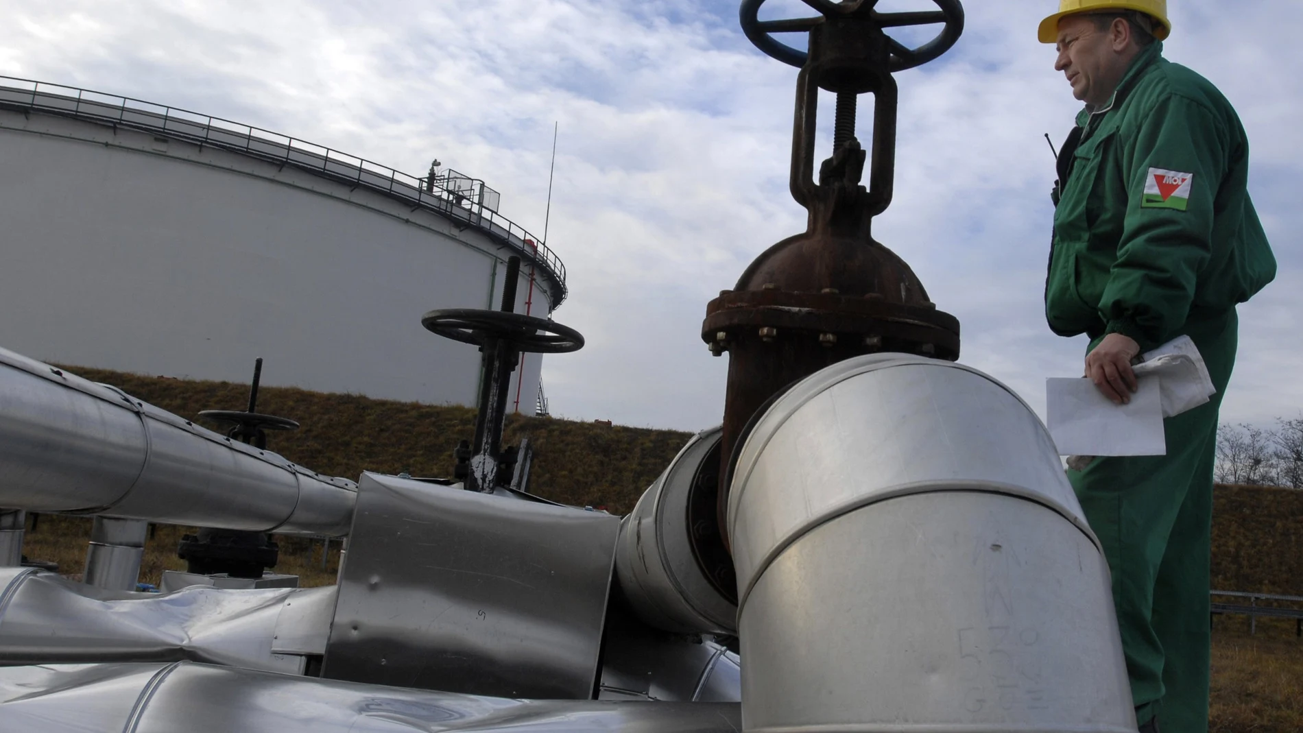 Un operario de la compañía MOL revisa la tubería del oleoducto Druzhba en Szazhalombata