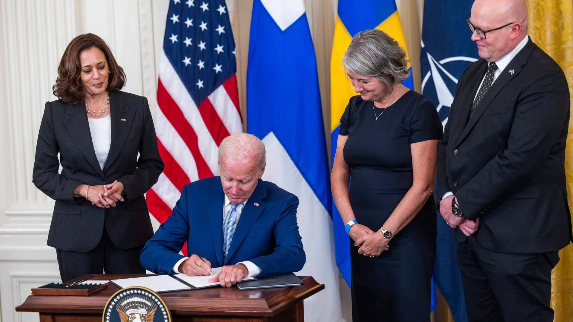 Joe Biden firma el protocolo de adhesión de Suecia y Finlandia junto a los embajadores de los dos países escandinavos y la vicepresidenta Kamala Harris