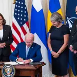Joe Biden firma el protocolo de adhesión de Suecia y Finlandia junto a los embajadores de los dos países escandinavos y la vicepresidenta Kamala Harris