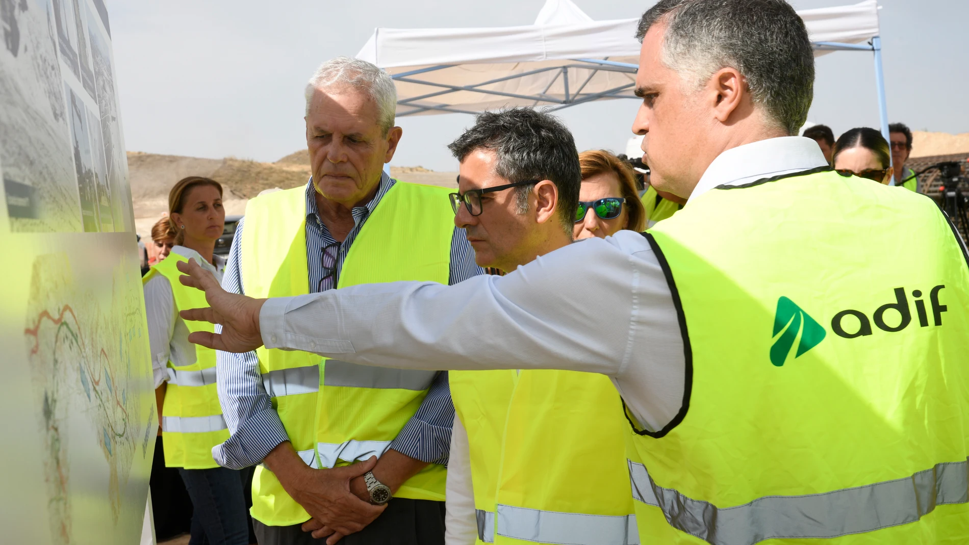 Félix Bolaños atiende las explicaciones de un miembro de ADIF, este martes en Vera (Almería)