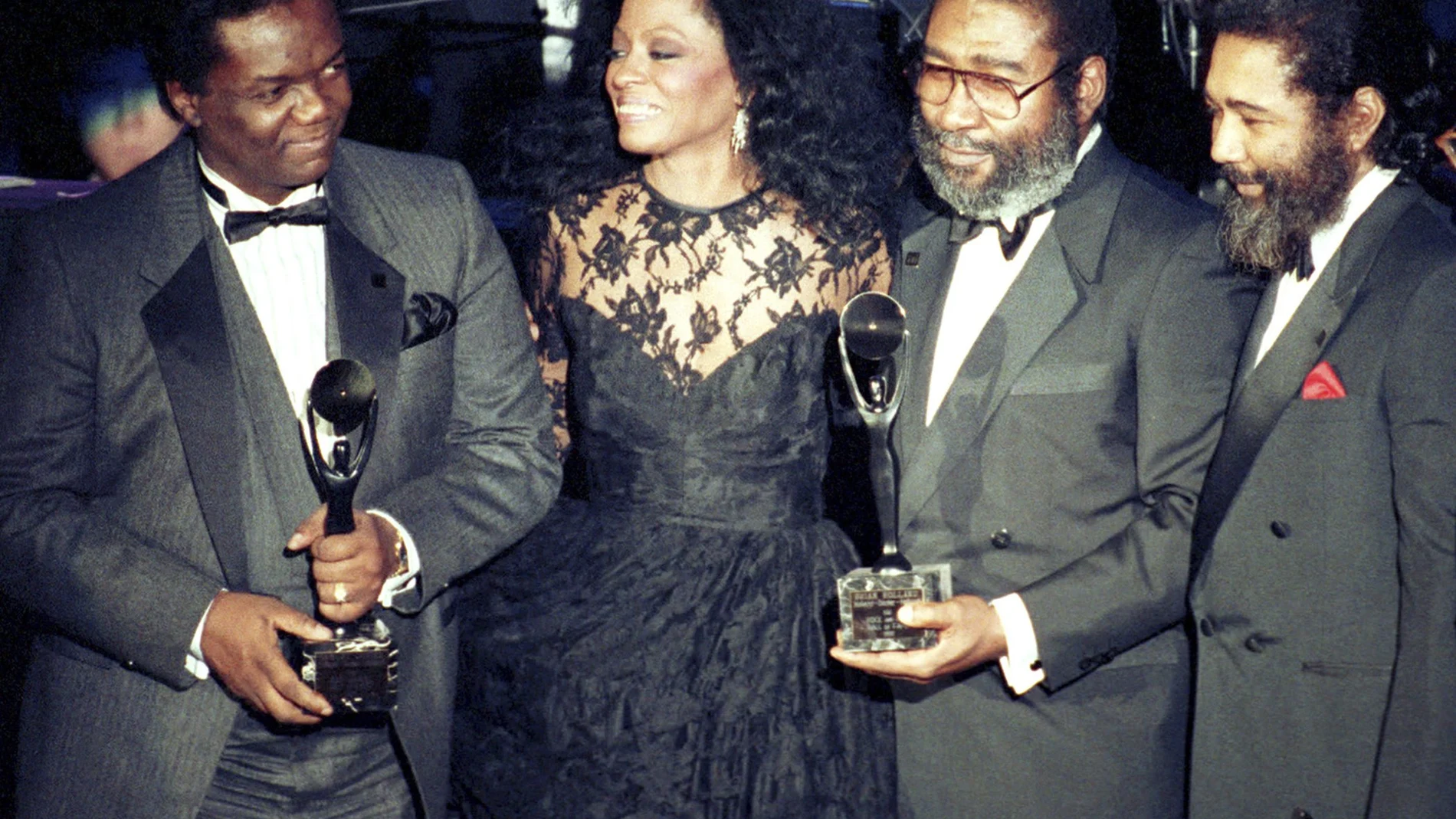 FILE - Lamont, a la izquierda de la cantante Diana Ross. Al otro lado, sus hermanos Brian y Eddie