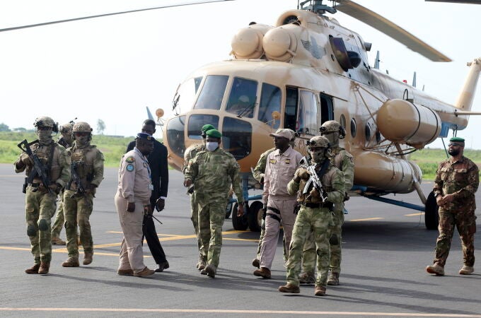 Oficiales malienses inspeccionan aeronaves donadas por Rusia.