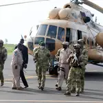 Oficiales malienses inspeccionan aeronaves donadas por Rusia.