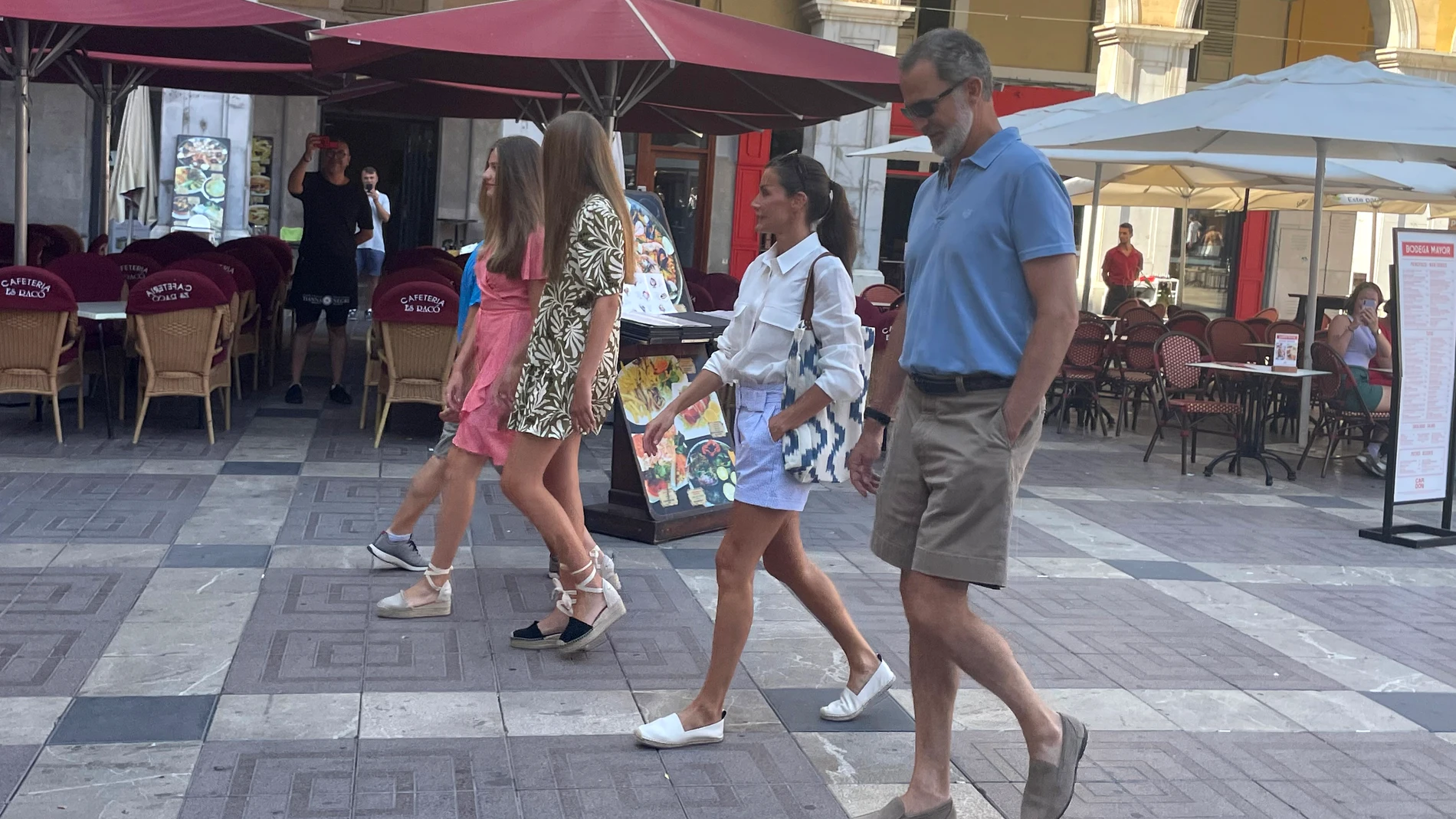 Los Reyes Felipe VI y Letizia disfrutan con sus hijas, la Princesa Leonor y la Infanta Sofía, de un paseo por el centro de Palma de Mallorca, a 10 de agosto de 2022, en Palma de Mallorca (Baleares, España).