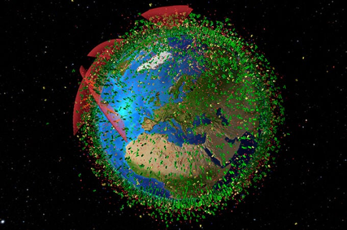 Miles de satélites, activos y abandonados, etapas de cohete usadas y otros tipos de basura espacial orbita la Tierra y son un peligro.