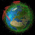 Miles de satélites, activos y abandonados, etapas de cohete usadas y otros tipos de basura espacial orbita la Tierra y son un peligro.