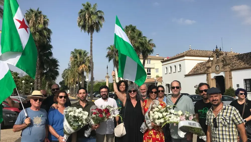 La líder de Adelante Andalucía, Teresa Rodríguez, antes de hacer la ofrenda floral
