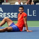 Carlos Alcaraz sonríe en el suelo después de un punto con Paul en el partido en el que perdió en el Masters 1.000 de Montreal