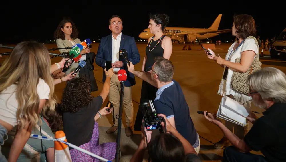 El ministro de Asuntos Exteriores, Union Europea y Cooperacion, Manuel Albares, recibe junto con la Secretaria de Estado de Migraciones, Isabel Castro, en la base aerea de Torrejon a personal evacuado que colaboro con España en Afganistan