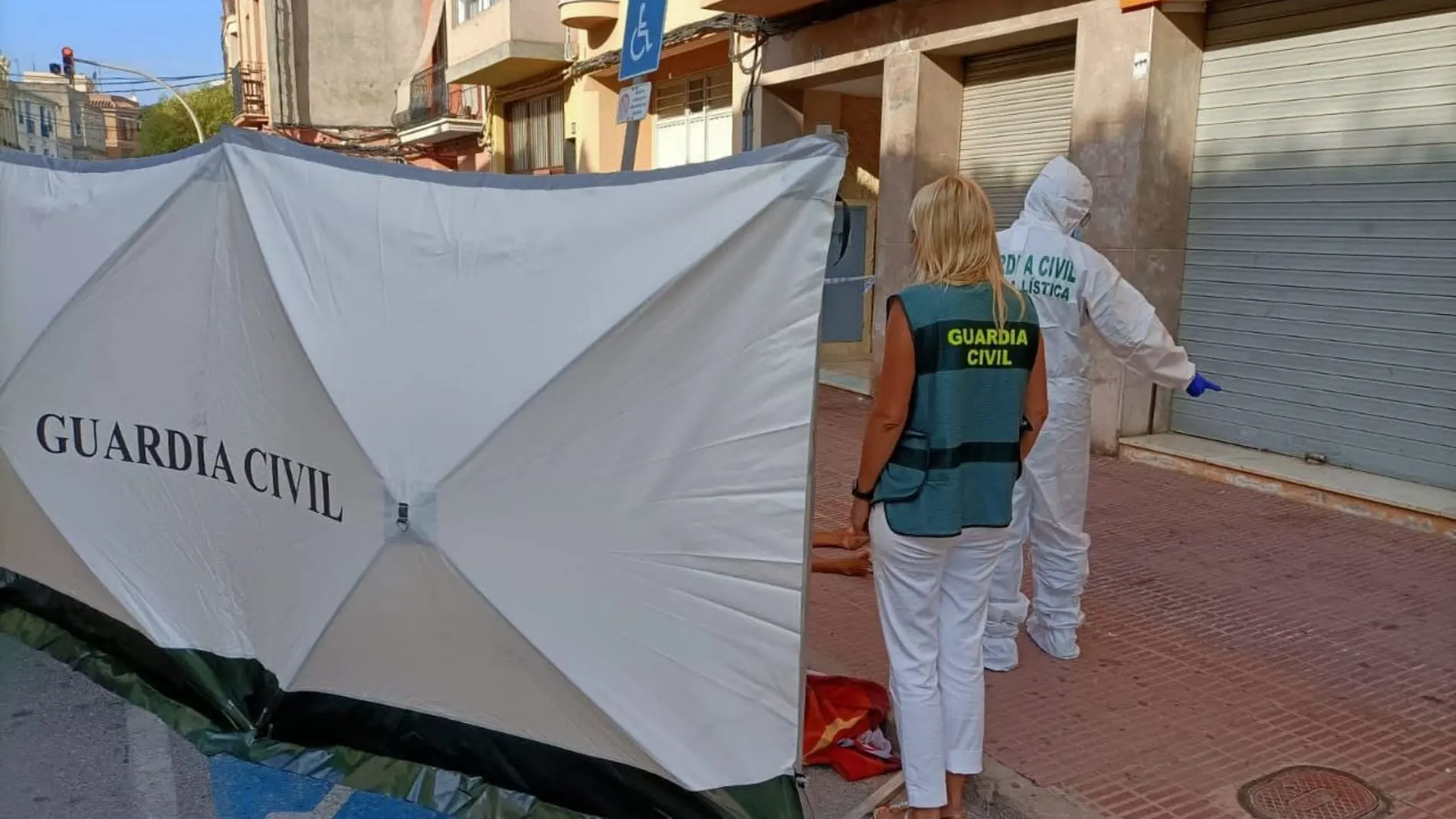 Agentes de la Guardia Civil en el piso donde ha ocurrido el suceso