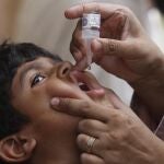 Un niño recibe la vacuna contra la polio