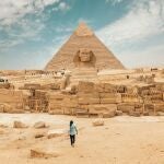 Mujer frente a la Esfinge y las Pirámides de Giza