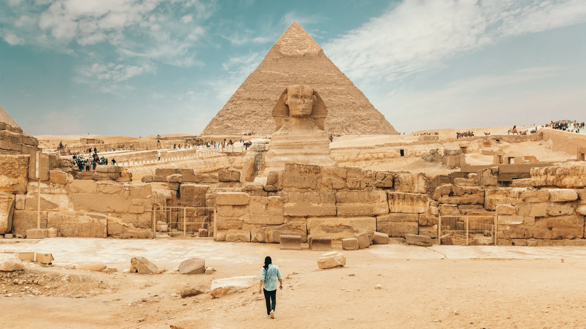 Mujer frente a la Esfinge y las Pirámides de Giza