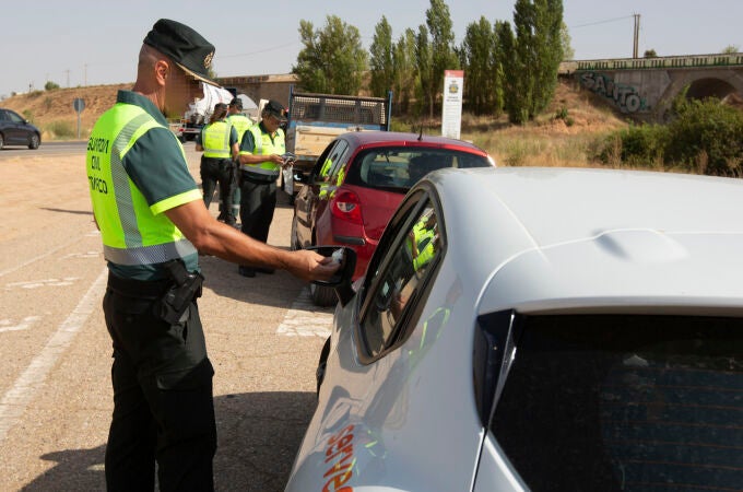 Un guardia civil realiza un control de drogas y alcoholemia este jueves en Aranda del Duero, con motivo de la campaña de control y velocidad, que se llevó a cabo del 8 al 14 de agosto de 2022