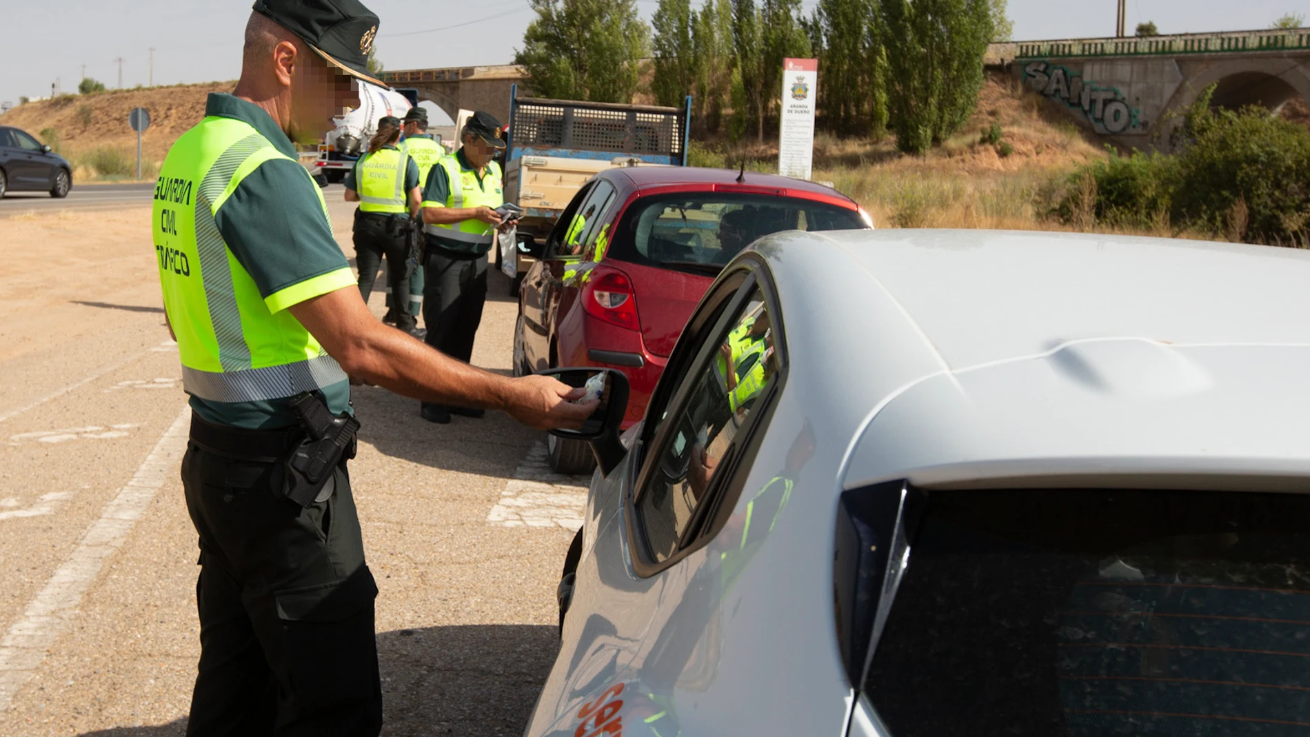 Un guardia civil realiza un control de drogas y alcoholemia este jueves en Aranda del Duero, con motivo de la campaña de control y velocidad, que se llevó a cabo del 8 al 14 de agosto de 2022