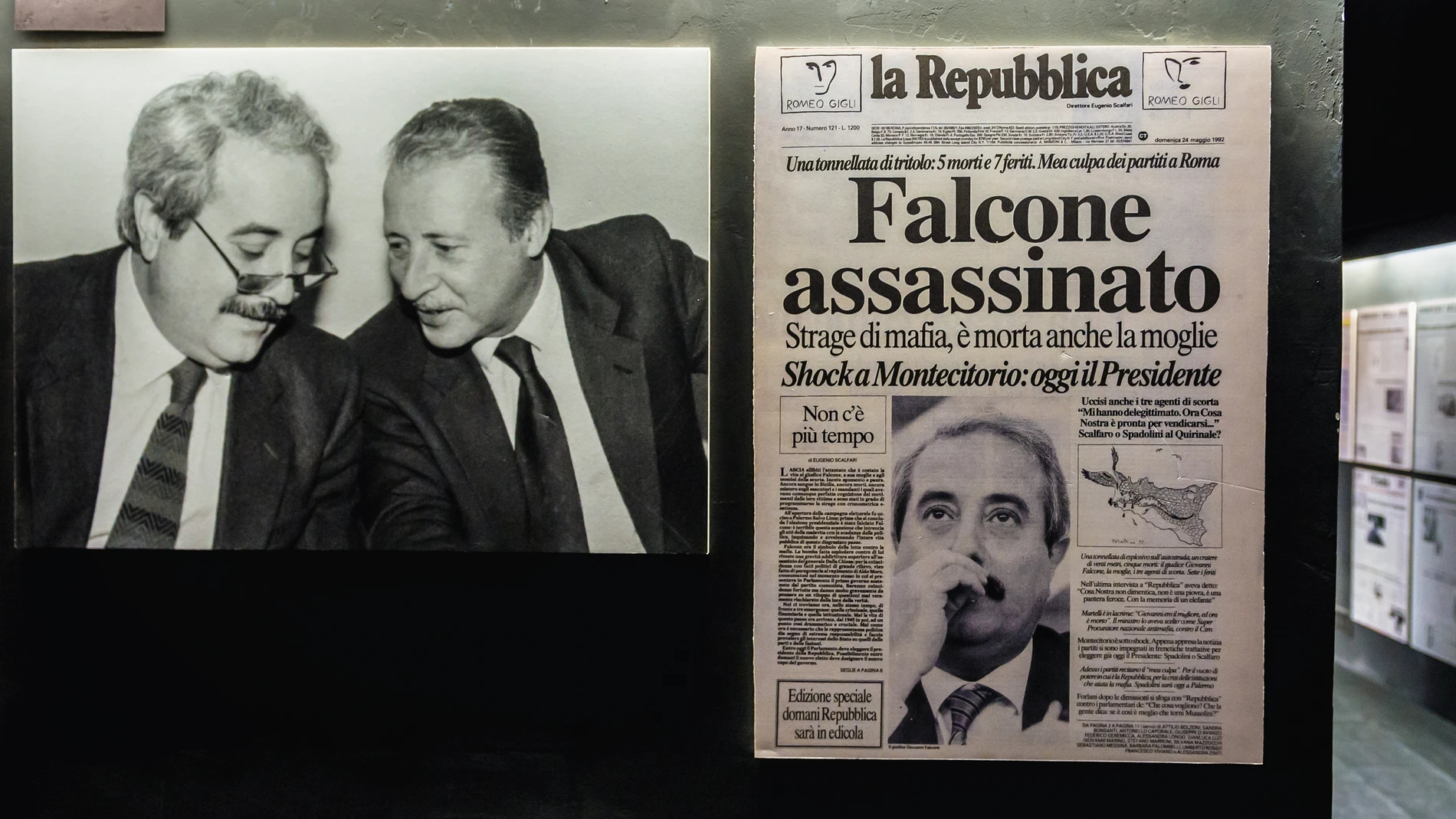 Fotografías de Giovanni Falcone y Paolo Borsellino en el Museo de la mafia en Sicilia. Al lado, la portada del asesinato de Falcone