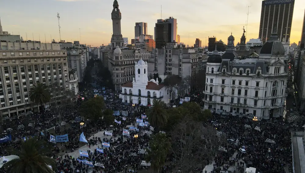 Manifestación en la Plaza de Mayo de Buenos Aires, Argentina, en protesta por la crisis económica
