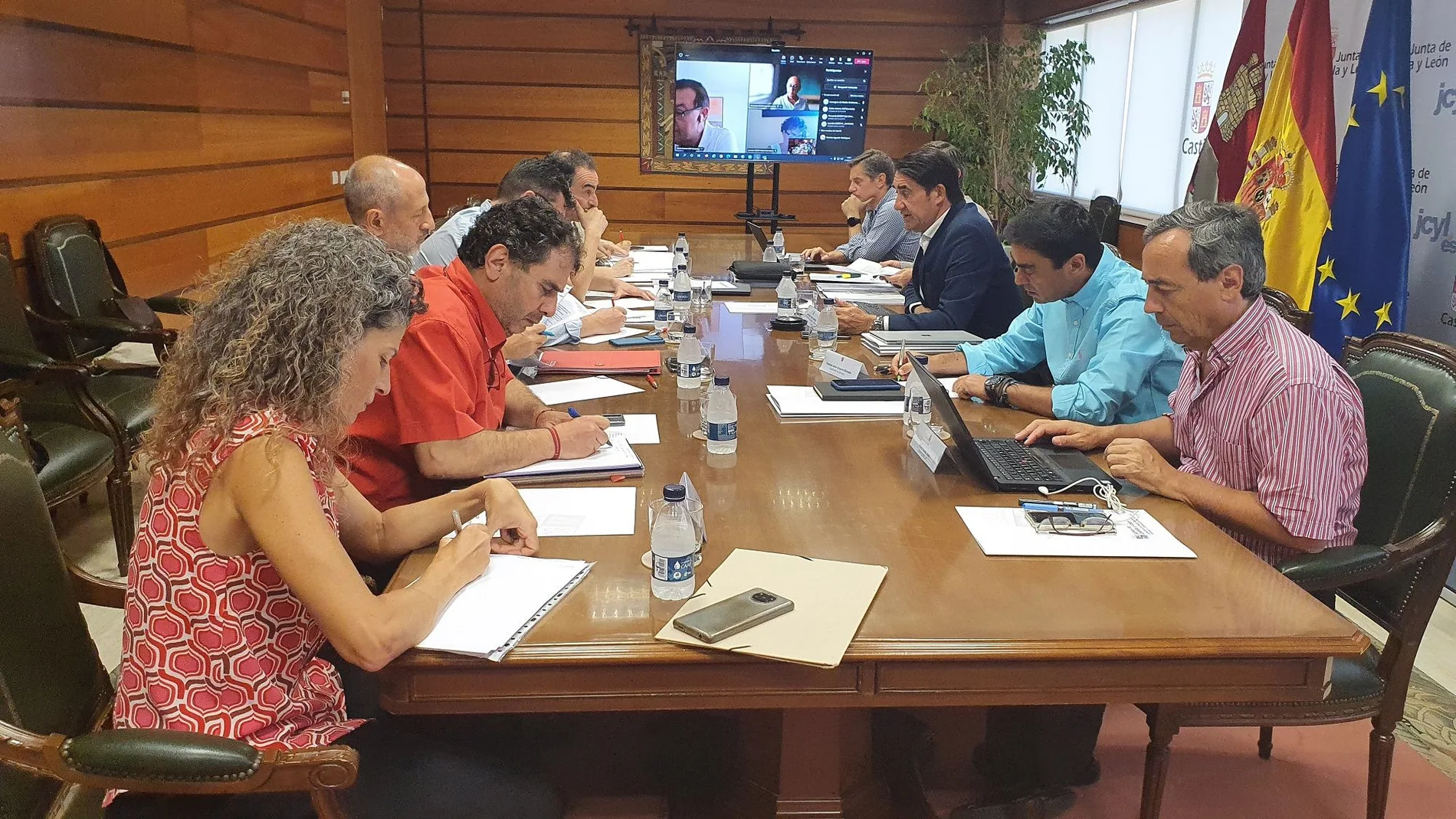 Reunión del consejero Suárez-Quiñones con los sindicatos y la CEOE en el marco del Diálogo Social en materia de incendios forestales