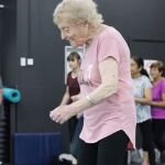 Edna Sheppard, en una de sus clases en el gimnasio Hawthorn Aquatic and Leisure de Melbourne, Australia