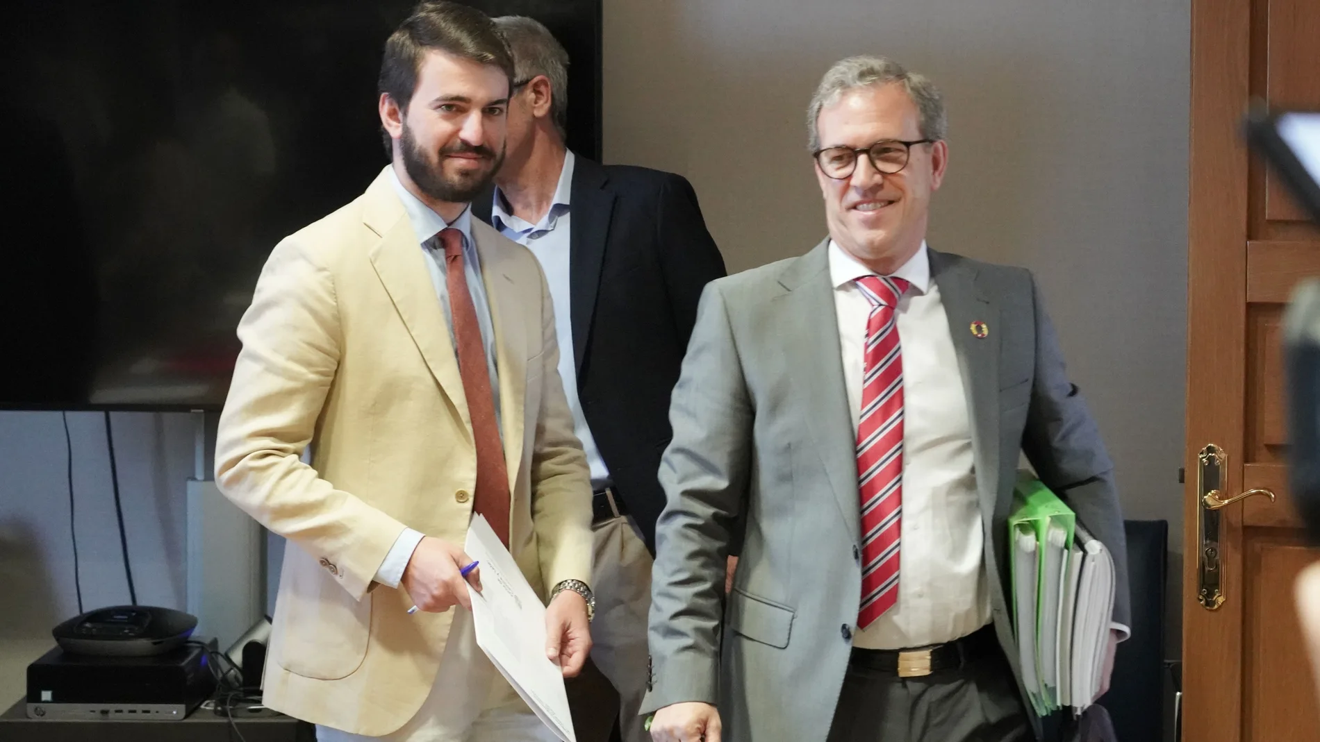 El consejero de Industria, Comercio y Empleo, Mariano Veganzones, junto al vicepresidente Juan García-Gallardo, tras reunirse recientemente con sindicatos y empresarios