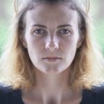 Cara de una mujer modificada para que sea perfectamente simétrica.