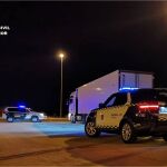 La Guardia Civil custodia un camión