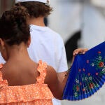 Una niña mitiga el calor con un abanico en Madrid