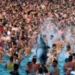 Miles de personas celebran el ''Water Park Day'' la fiesta mas icónica del Circuit Festival (en Villasar del Mar, Barcelona), uno de los eventos de música y ocio dirigidos al público LGBTI más importantes a nivel internacional