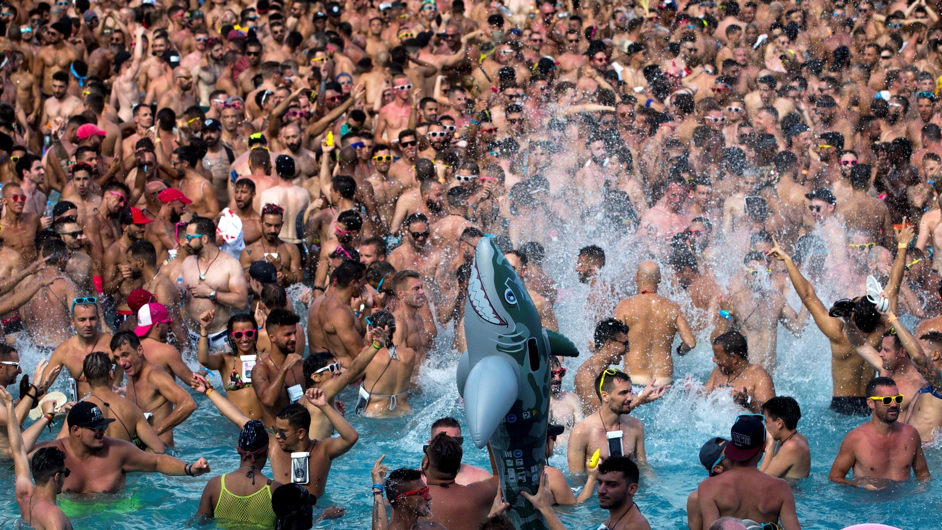 Miles de personas celebran el ''Water Park Day'' la fiesta mas icónica del Circuit Festival (en Villasar del Mar, Barcelona), uno de los eventos de música y ocio dirigidos al público LGBTI más importantes a nivel internacional