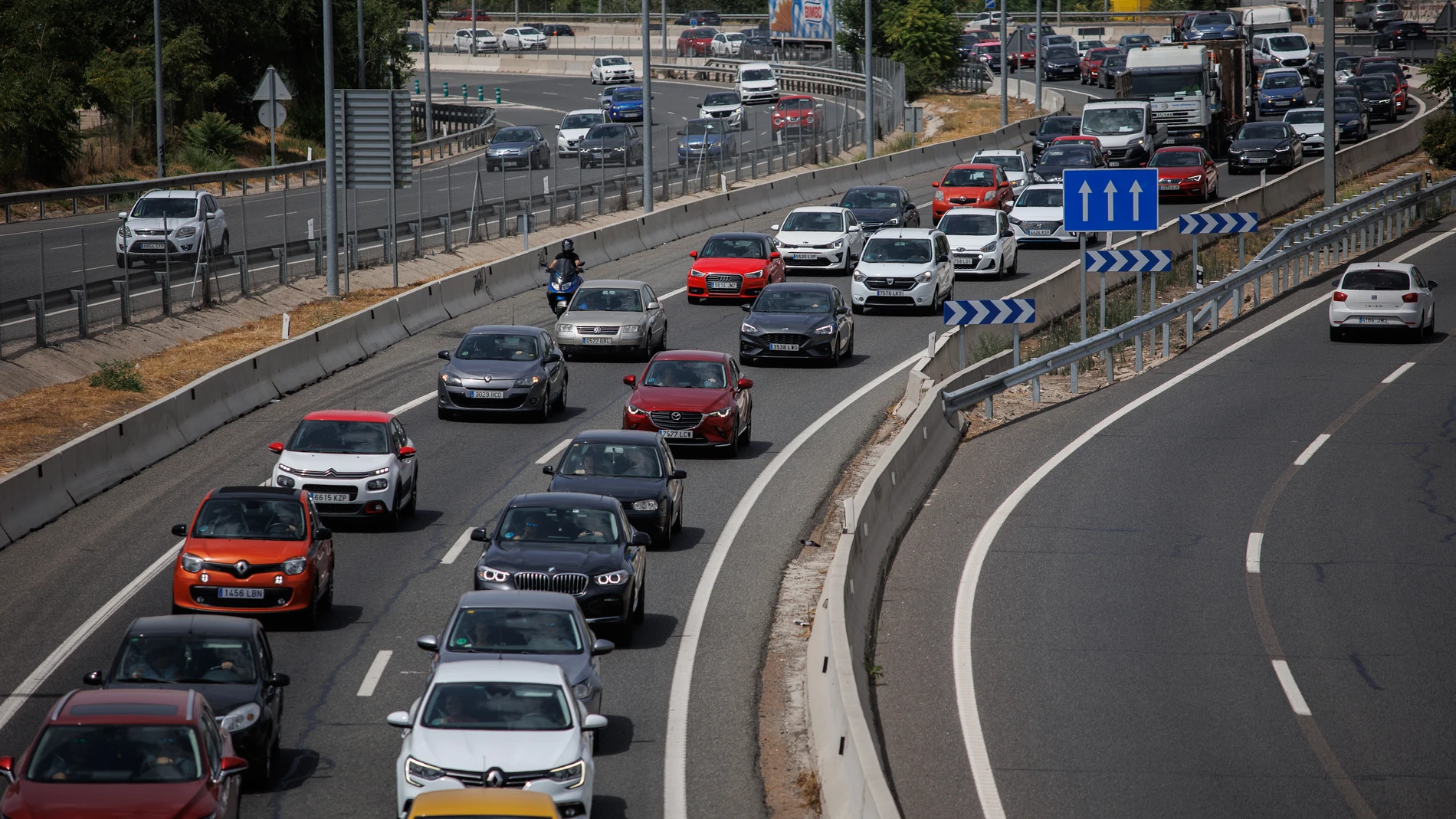 Numerosos vehículos circulan por la autovía A-3, el primer día de la tercera operación salida del verano de 2022, a 12 de agosto de 2022, en Madrid (España) | Fuente: Alejandro Martínez Vélez / Europa Press