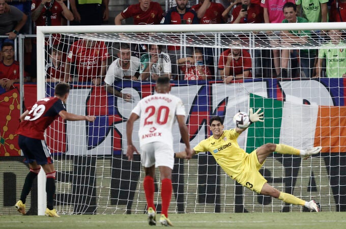 Aimar Oroz ejecuta el penalti que decidió el partido a favor de Osasuna