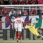 Aimar Oroz ejecuta el penalti que decidió el partido a favor de Osasuna