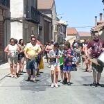 Cacerolada de los vecinos de Fuentesaúco de Fuentidueña, en Segovia, contra el párroco de la iglesia, por no permitir el concierto de la orquesta