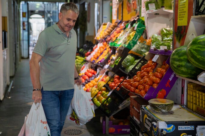 Un puesto de frutas y verduras de un mercado de abastos