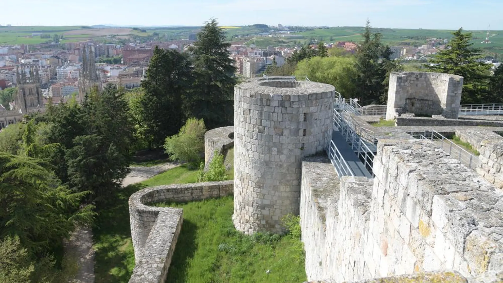Imagen del castillo de Burgos, con la ciudad al fondo