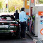 Varios conductores repostando gasolina en Madrid la semana pasada