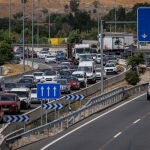 Numerosos vehículos circulan por la autovía A-3, a 12 de agosto de 2022, en Madrid