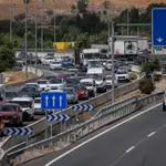 Numerosos vehículos circulan por la autovía A-3, a 12 de agosto de 2022, en Madrid