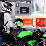 Un motorista reposta combustible en una gasolinera