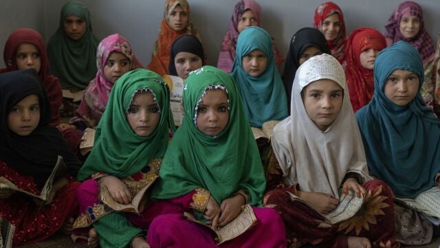 Niñas afganas leen el Corán en una mezquita a las afueras de Kabul