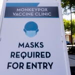 Un cartel obliga al uso de mascarilla en uno de los centros de vacunación frente a la viruela del mono en el distrito de Columbia, en Washington, DC (Estados Unidos)