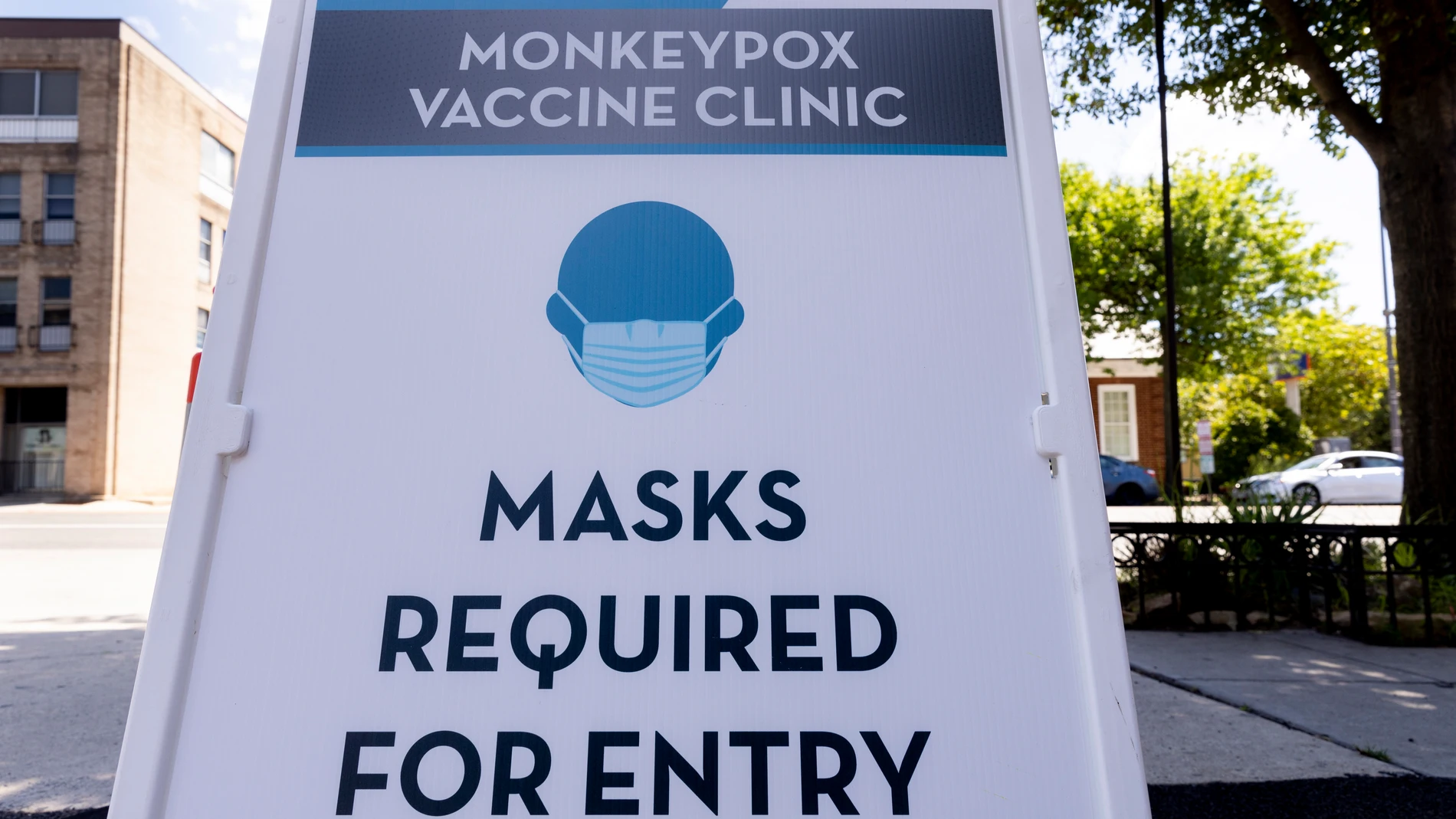 Un cartel obliga al uso de mascarilla en uno de los centros de vacunación frente a la viruela del mono en el distrito de Columbia, en Washington, DC (Estados Unidos)