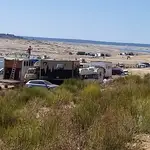 Caravanas y autocaravanas en el entorno del embalse de La Almendra, donde se está celebrando una fiesta rave ilegal