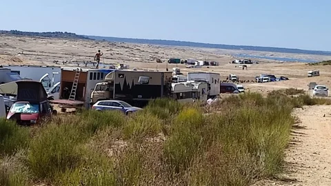 Caravanas y autocaravanas en el entorno del embalse de La Almendra, donde se está celebrando una fiesta rave ilegal