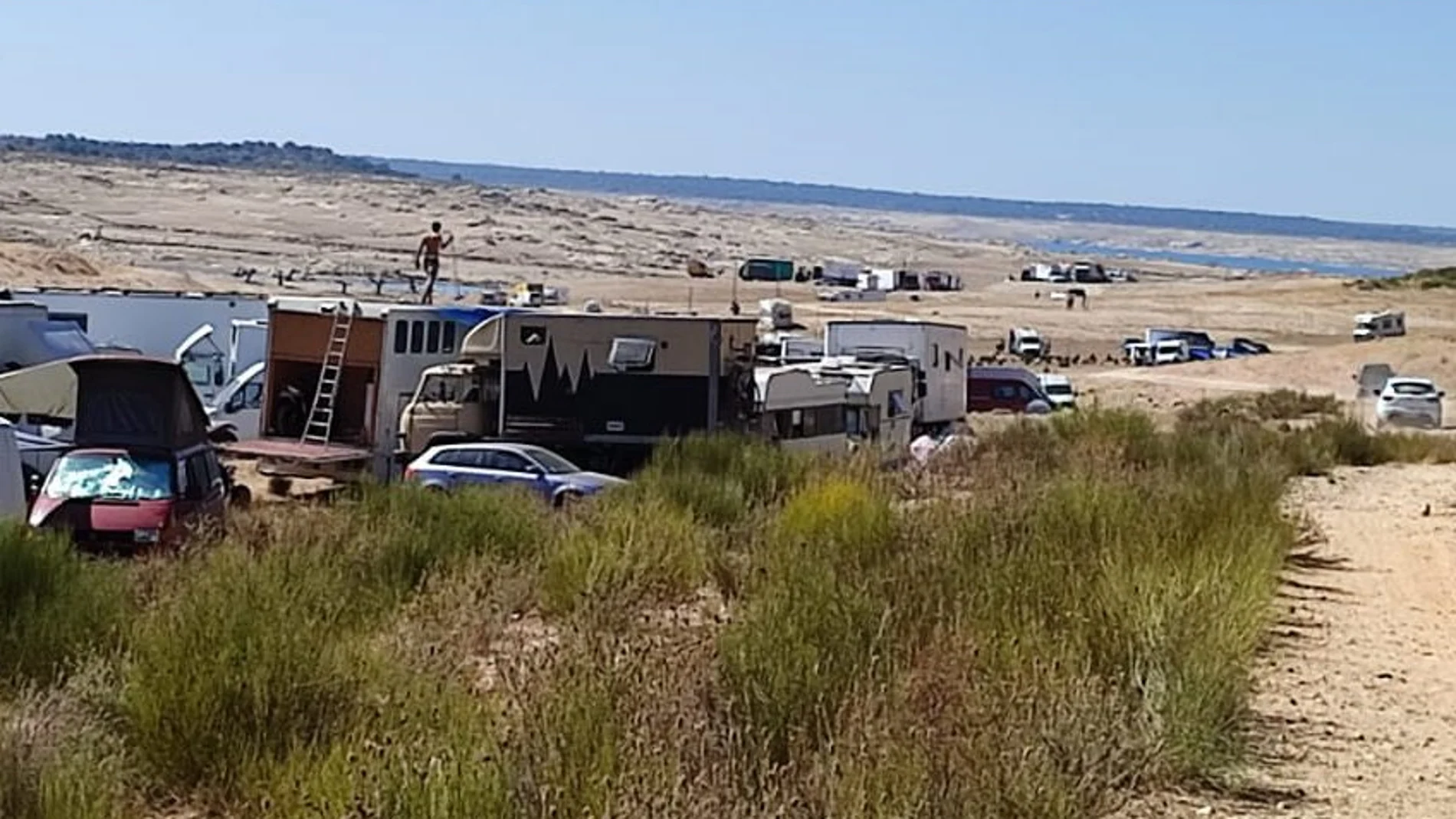 Caravanas y autocaravanas en el entorno del embalse de La Almendra, donde se está celebrando una fiesta rave ilegal